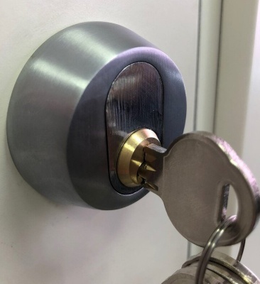 Комплект фурнитуры в матовом хроме для замка ABLOY LC102 (ручка UL27, цилиндр, скобянка)